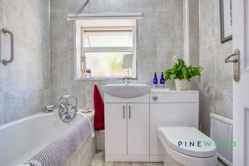 Property photo 3 of 17 Bathroom