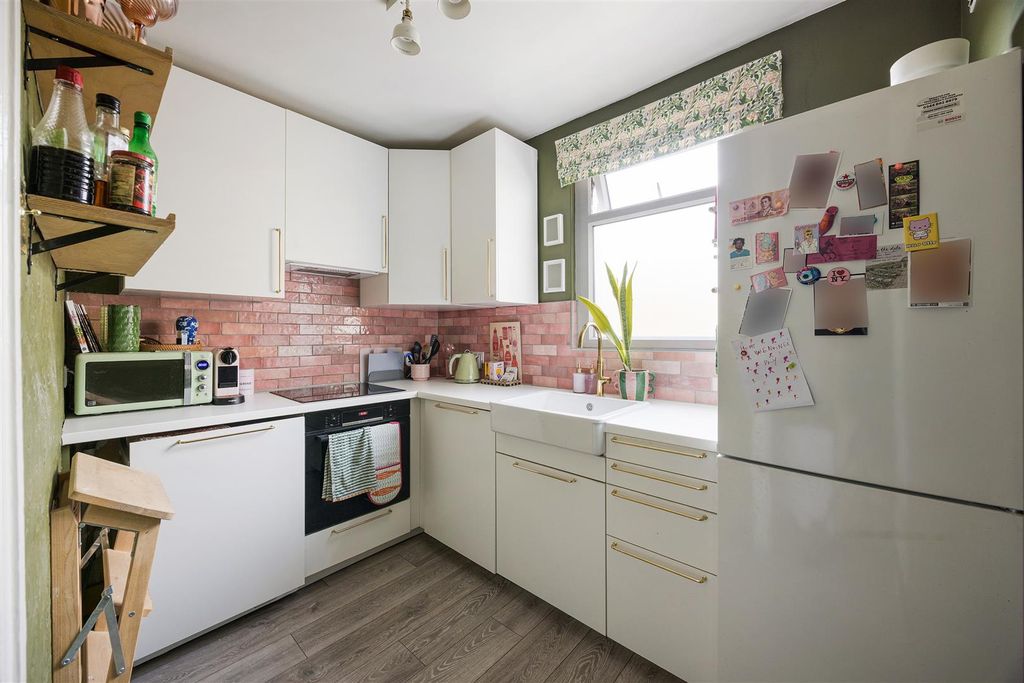 Property photo 2 of 17 Lea Bridge Road, E10