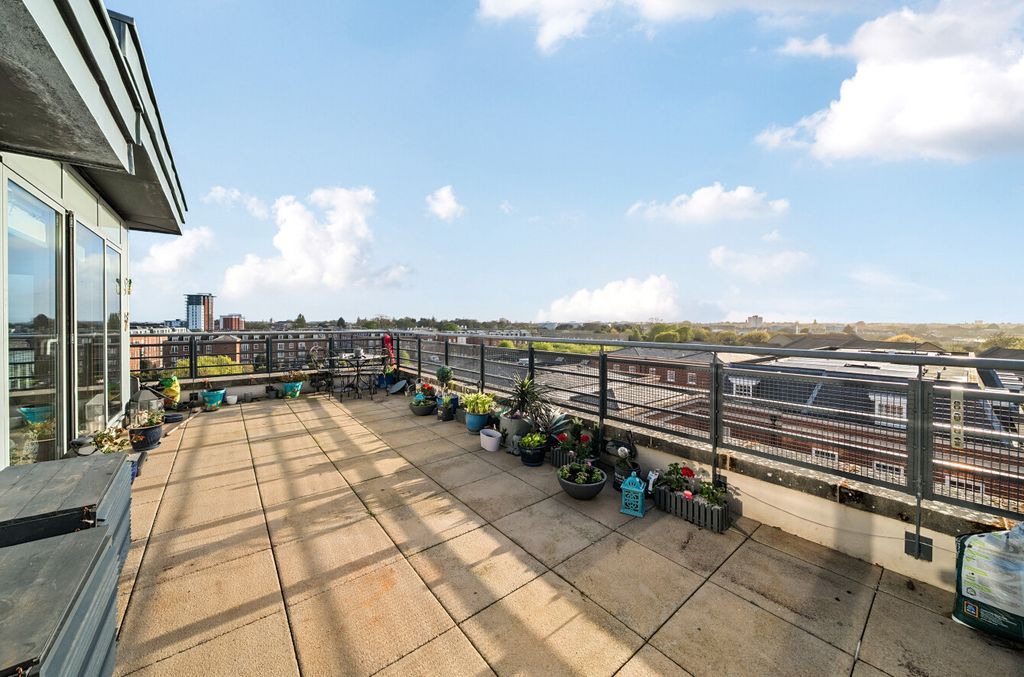 Property photo 2 of 12 1445780-7-69Dfdca...