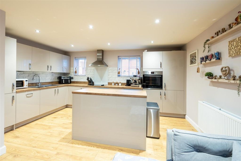 Property photo 3 of 10 Kitchen