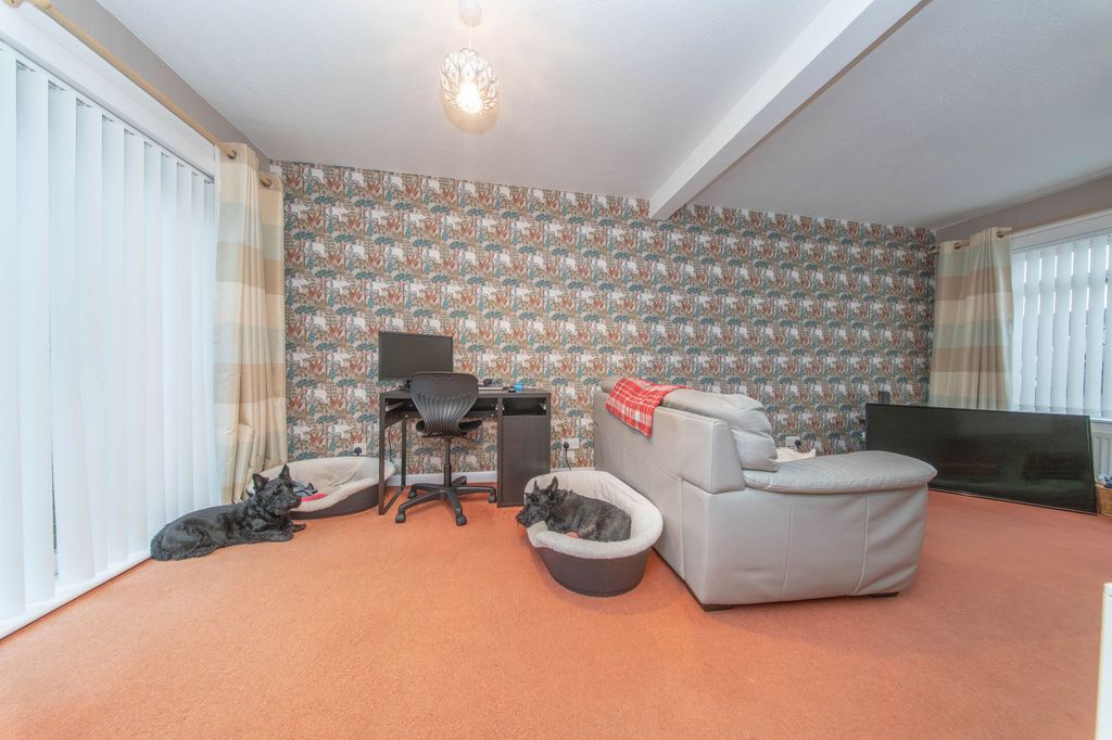 Property photo 3 of 21 Lounge