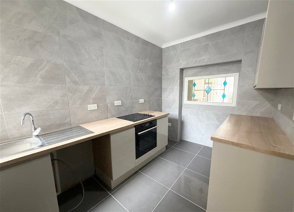 Property photo 3 of 8 Kitchen