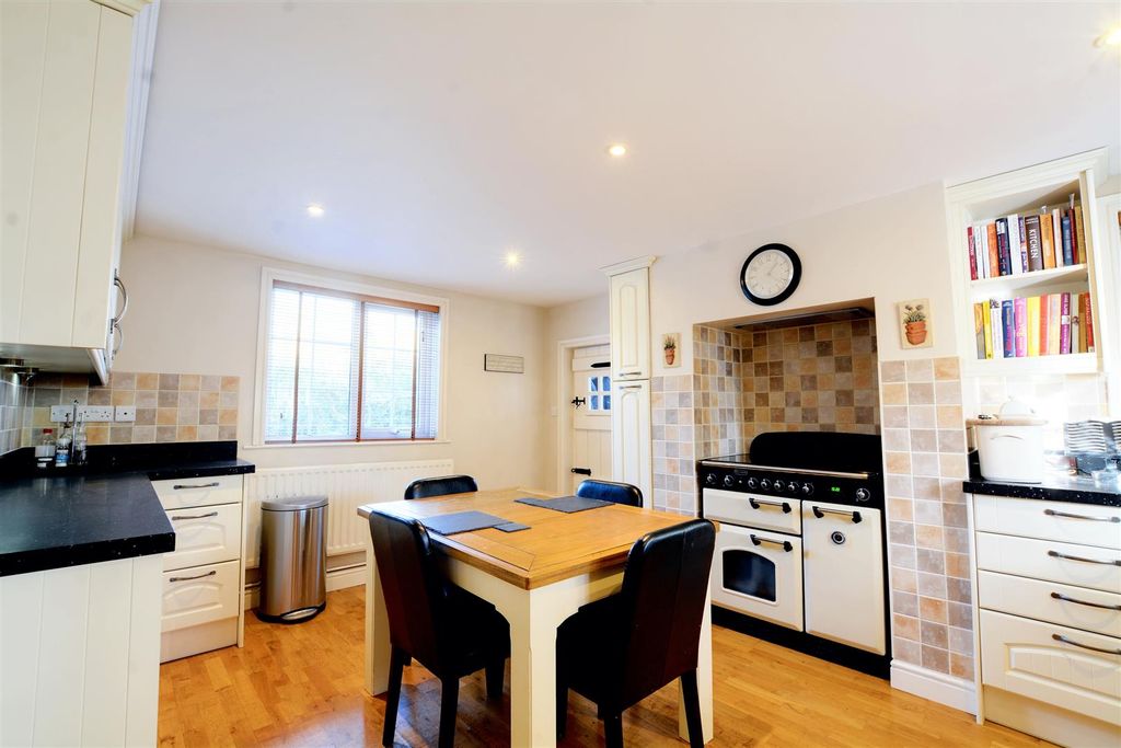 Property photo 3 of 27 Breakfast Kitchen