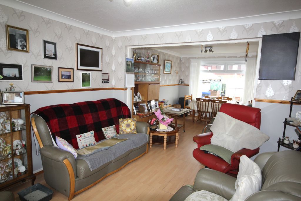 Property photo 2 of 15 Lounge