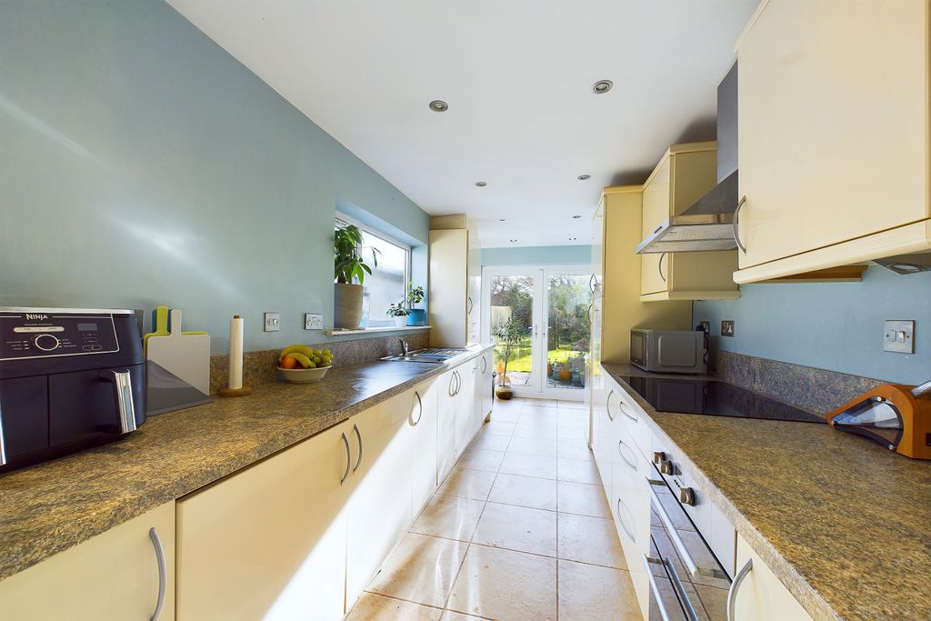 Property photo 3 of 17 Kitchen