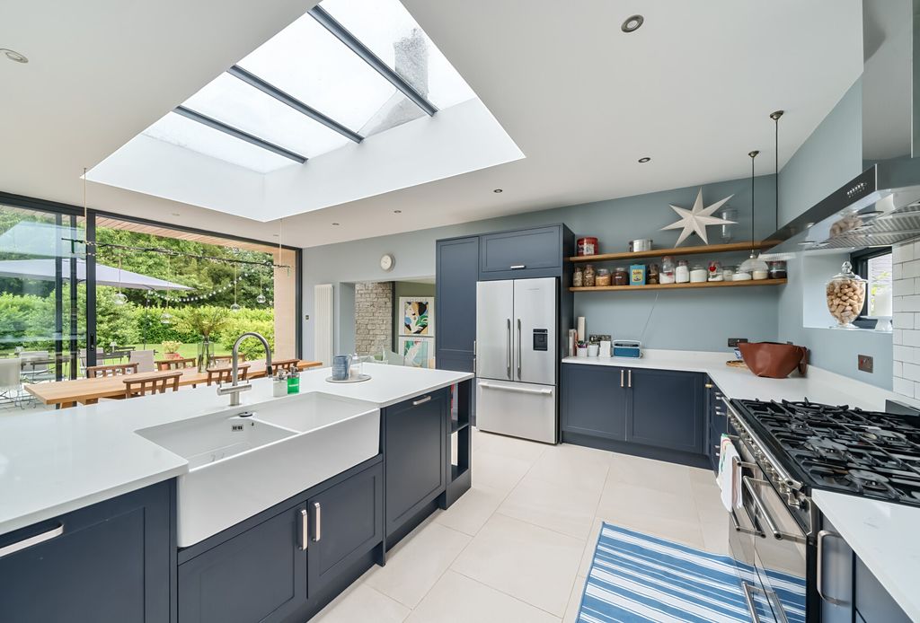 Property photo 3 of 18 Kitchen