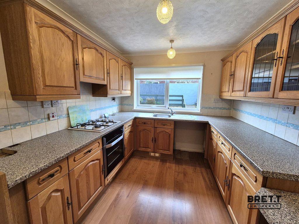 Property photo 2 of 8 Kitchen