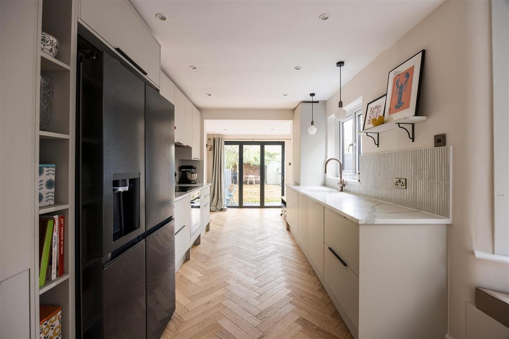 Property photo 3 of 40 Shaftesbury, E17