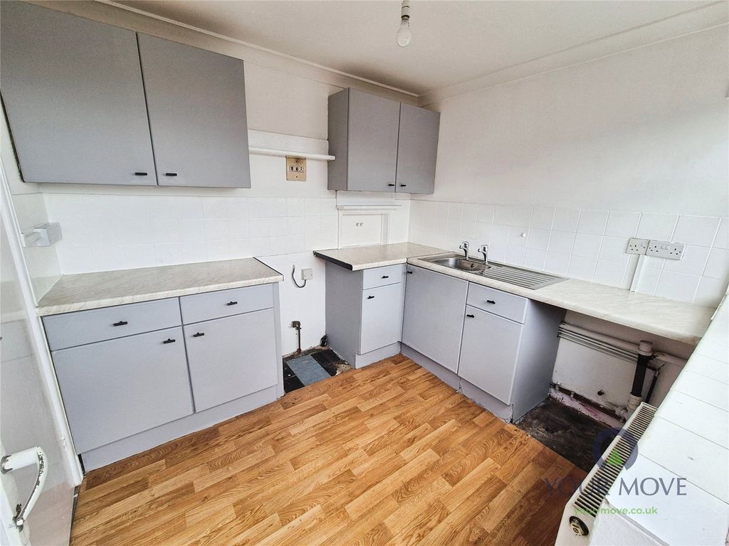 Property photo 2 of 10 Kitchen