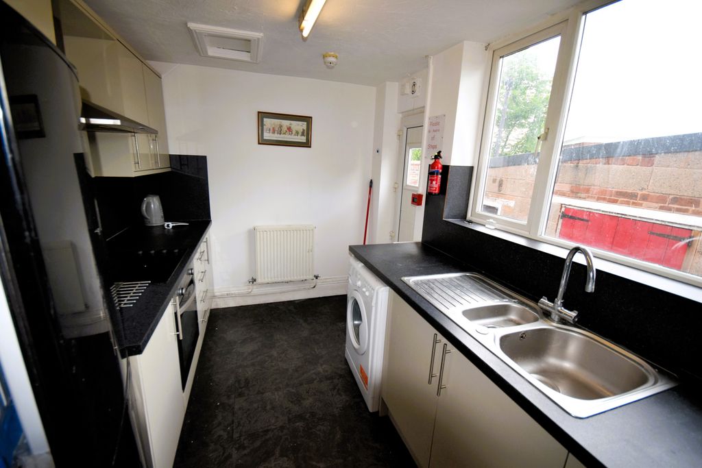Property photo 3 of 6 Kitchen