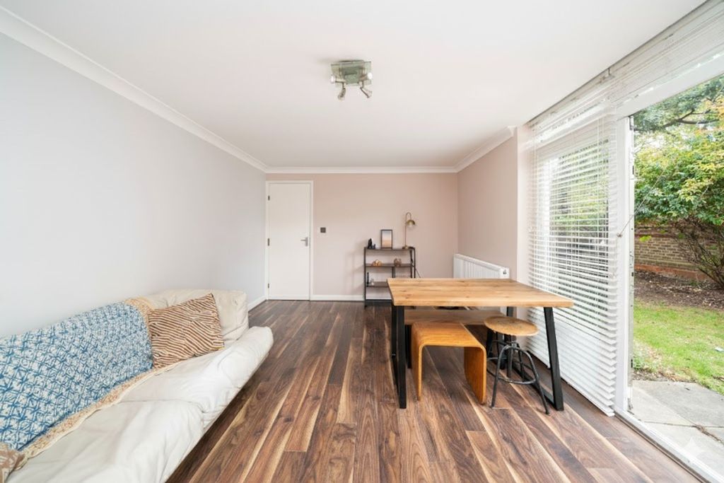 Property photo 3 of 11 Helena Place E9