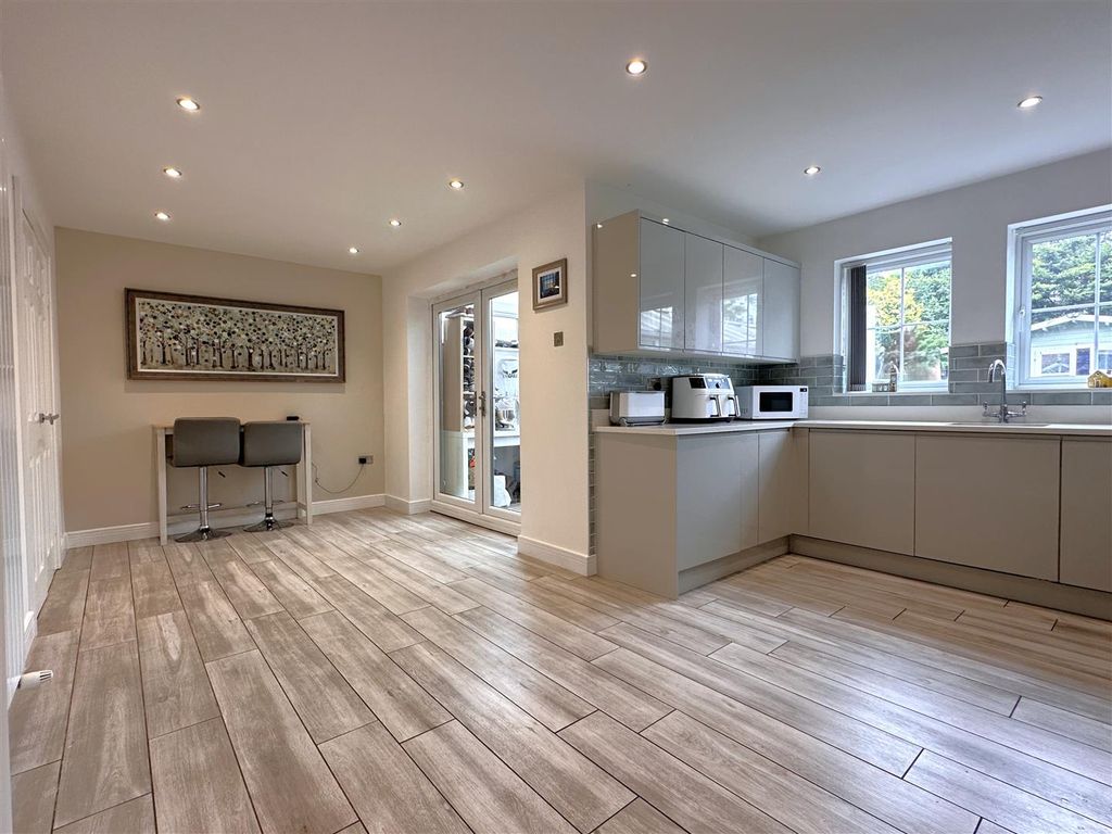 Property photo 2 of 25 Open-Plan Living/Dining Kitchen 592