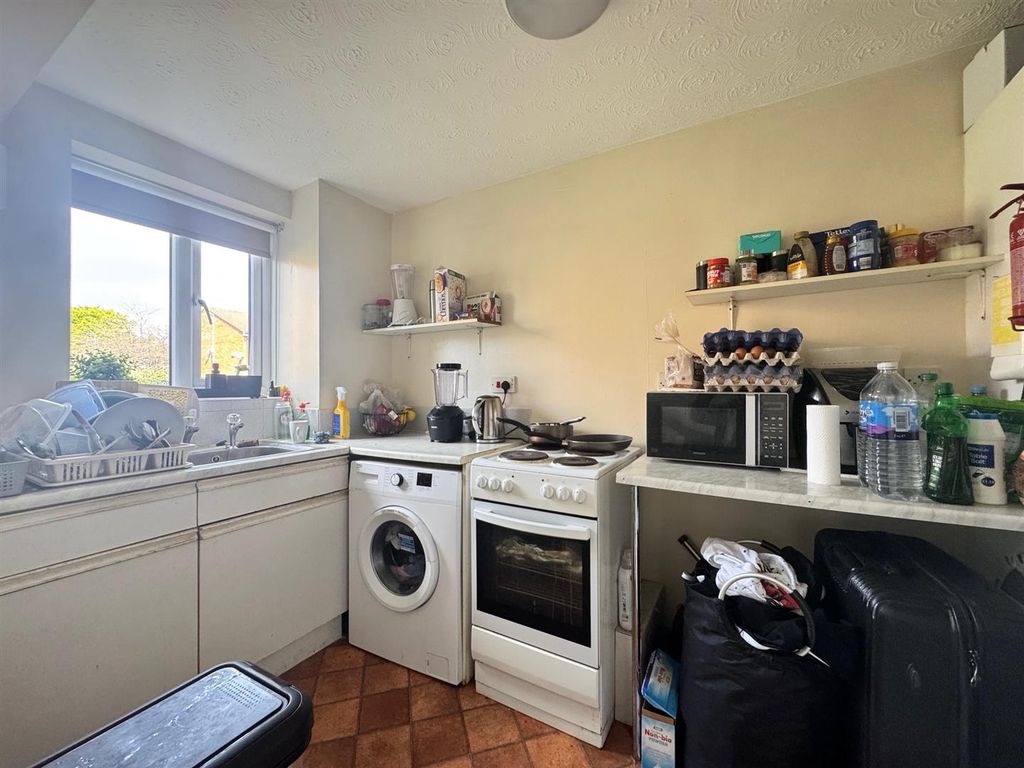 Property photo 3 of 6 Kitchen