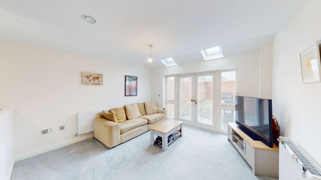 Property photo 3 of 21 Lounge