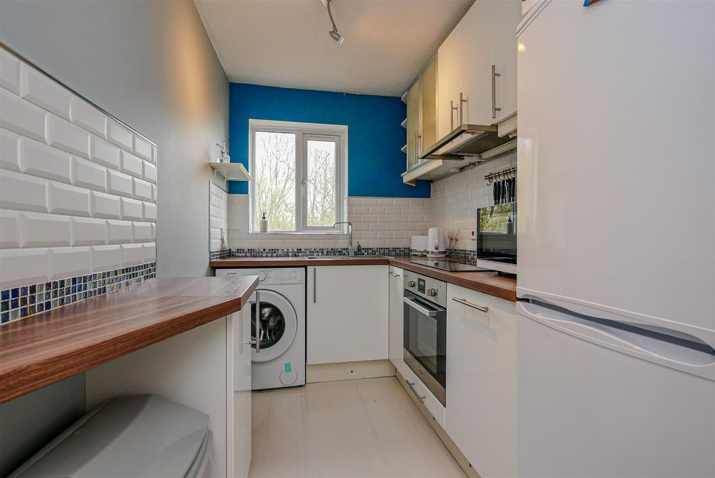 Property photo 3 of 10 Kitchen