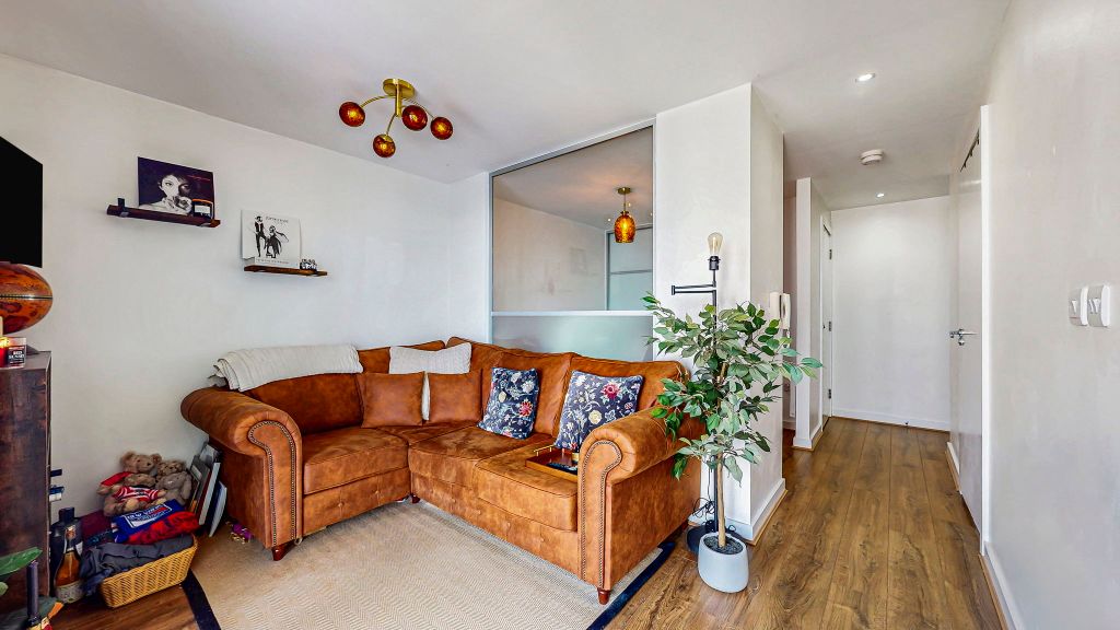 Property photo 3 of 18 16-Web-Or-Mls-354 Meadowside Quay Walk Flat 7.7_33
