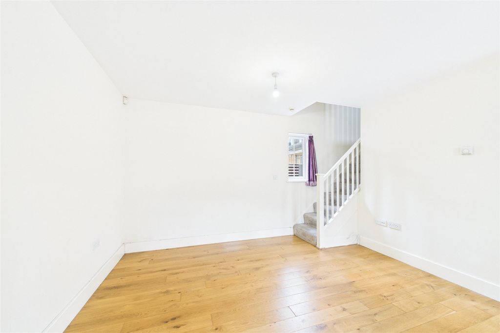 Property photo 2 of 7 Picture No. 27