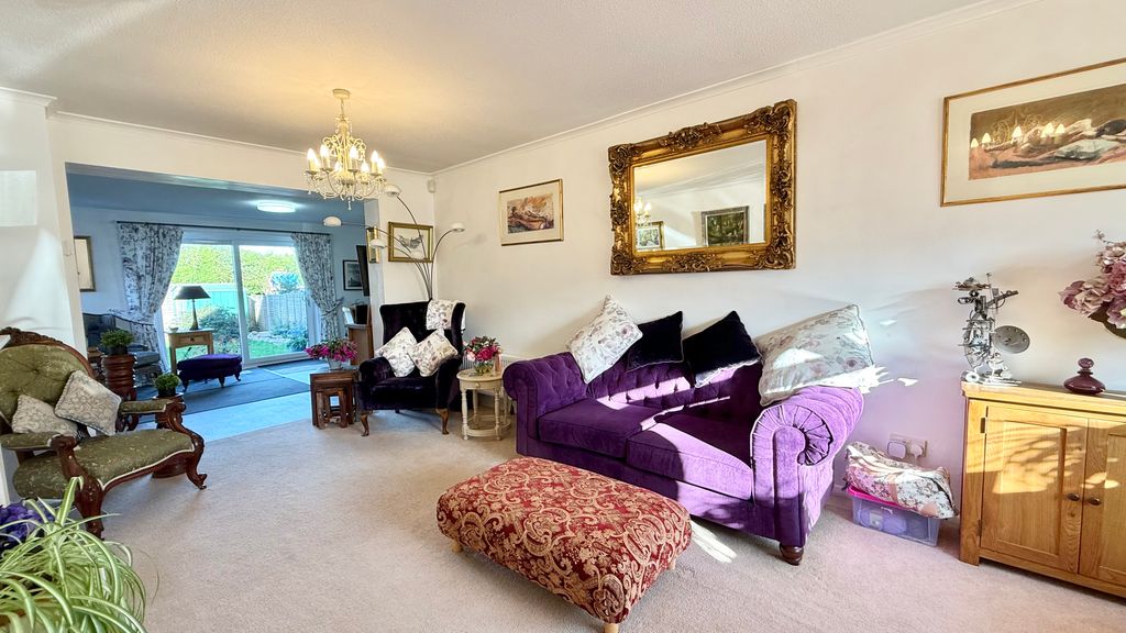 Property photo 3 of 13 Lounge