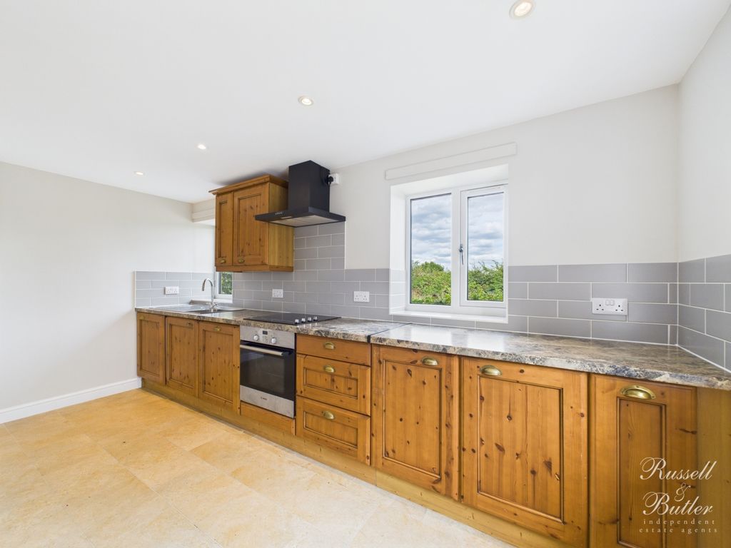 Property photo 3 of 14 Cam01995G0-Pr0328-Still014