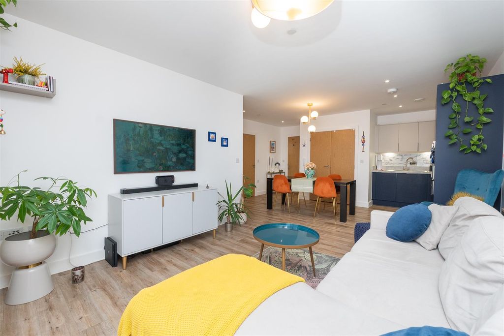 Property photo 3 of 20 310-Beckford-House-Bs1-3Fd-13.Jpg