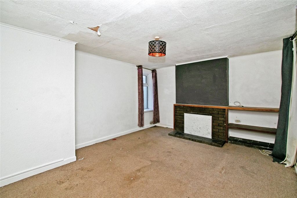 Property photo 3 of 15 Lounge