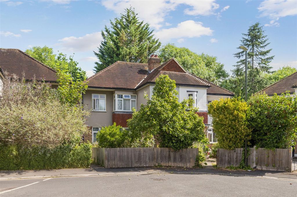 Property photo 1 of 9 3 Brockham Close,2.Jpg