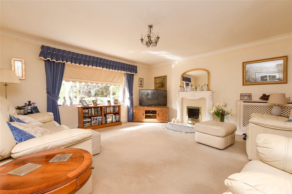 Property photo 2 of 11 Lounge