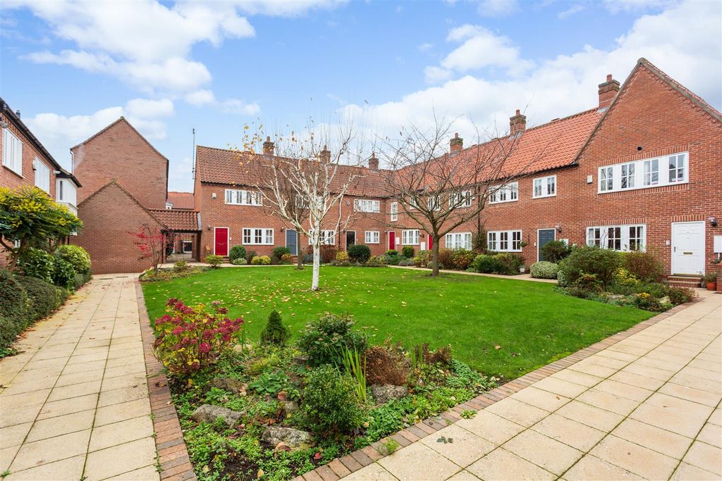 Property photo 1 of 10 Communal Gardens