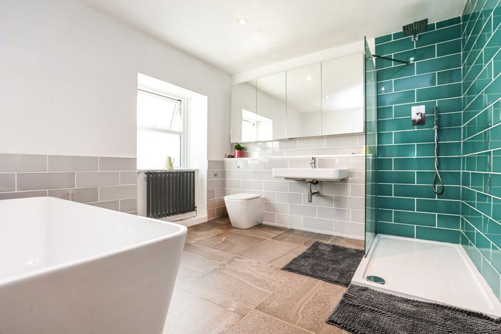 Property photo 3 of 23 Bathroom