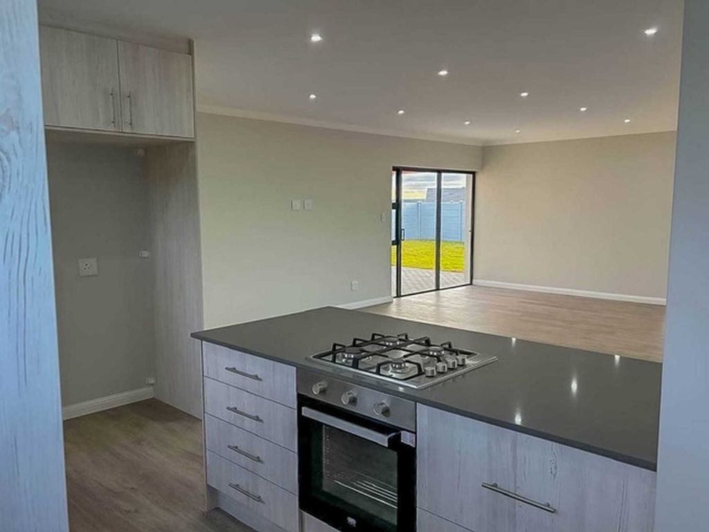 Property photo 3 of 13 1Jf1721914