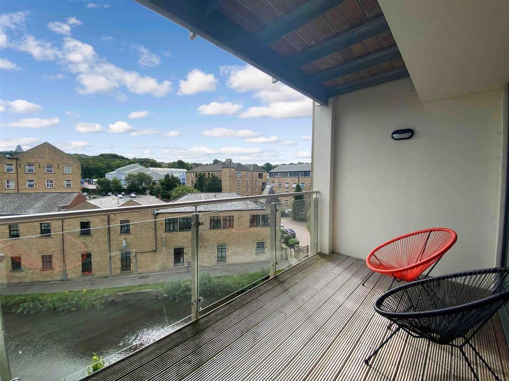 Property photo 3 of 14 Balcony