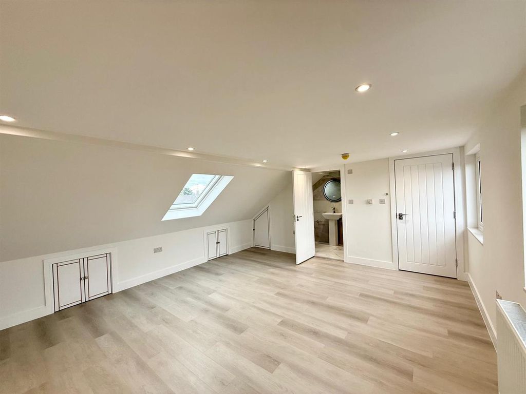 Property photo 3 of 13 E.Jpg