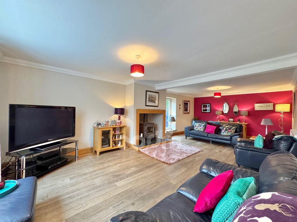 Property photo 2 of 29 Station Road, Howwood Lounge