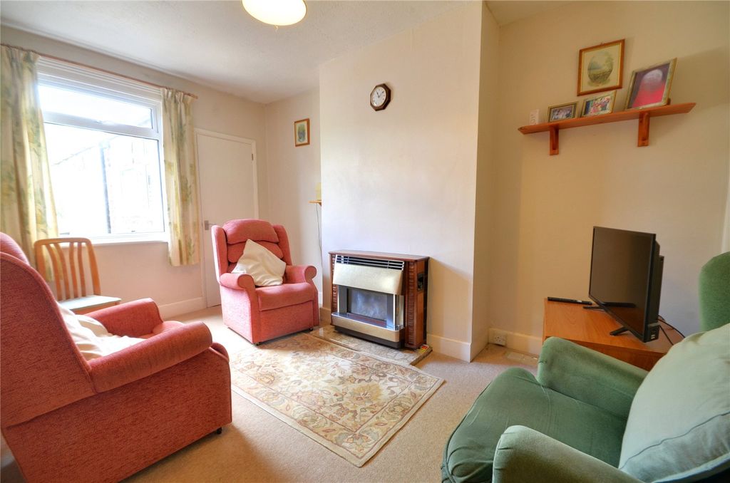 Property photo 3 of 17 Lounge