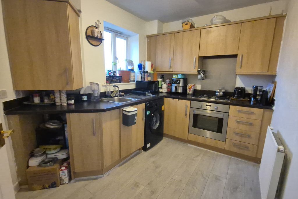 Property photo 3 of 9 Kitchen