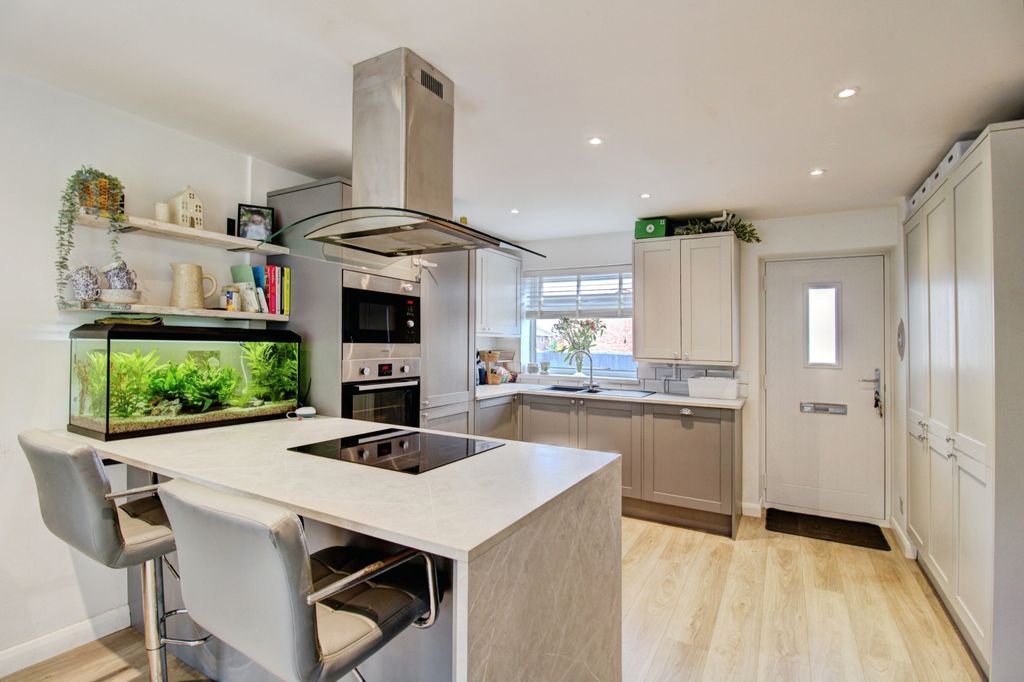 Property photo 3 of 22 Kitchen Wih Breakfast Bar