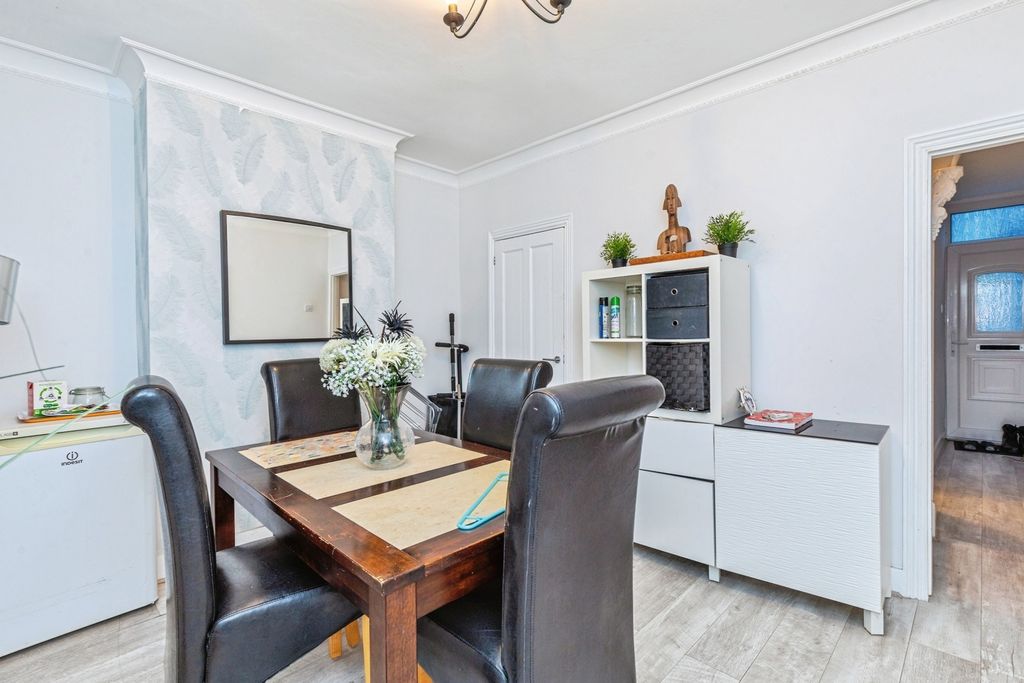 Property photo 3 of 17 Photo