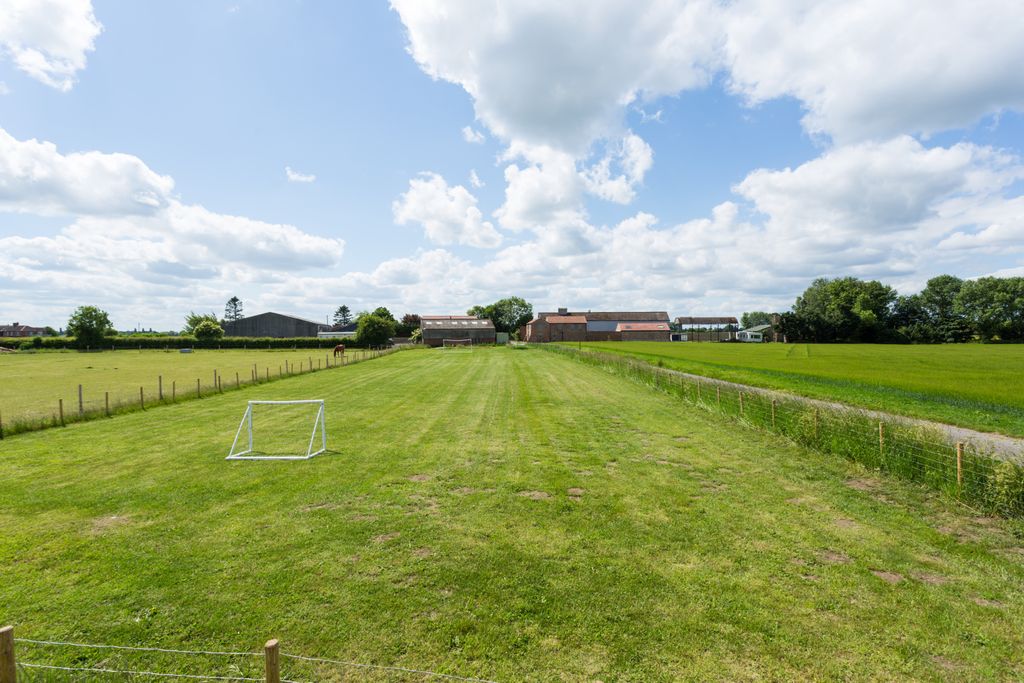 Property photo 2 of 24 Paddock