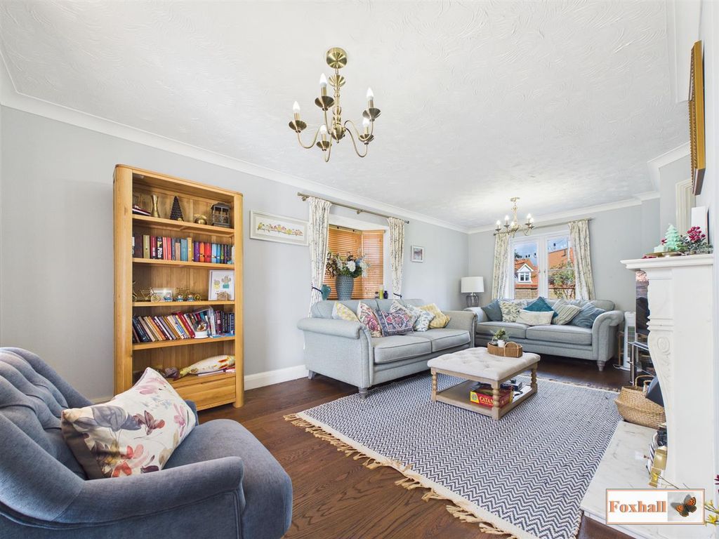 Property photo 3 of 27 Lounge