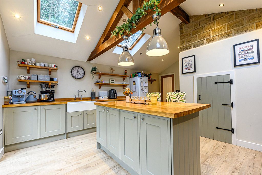 Property photo 3 of 24 Breakfast Kitchen