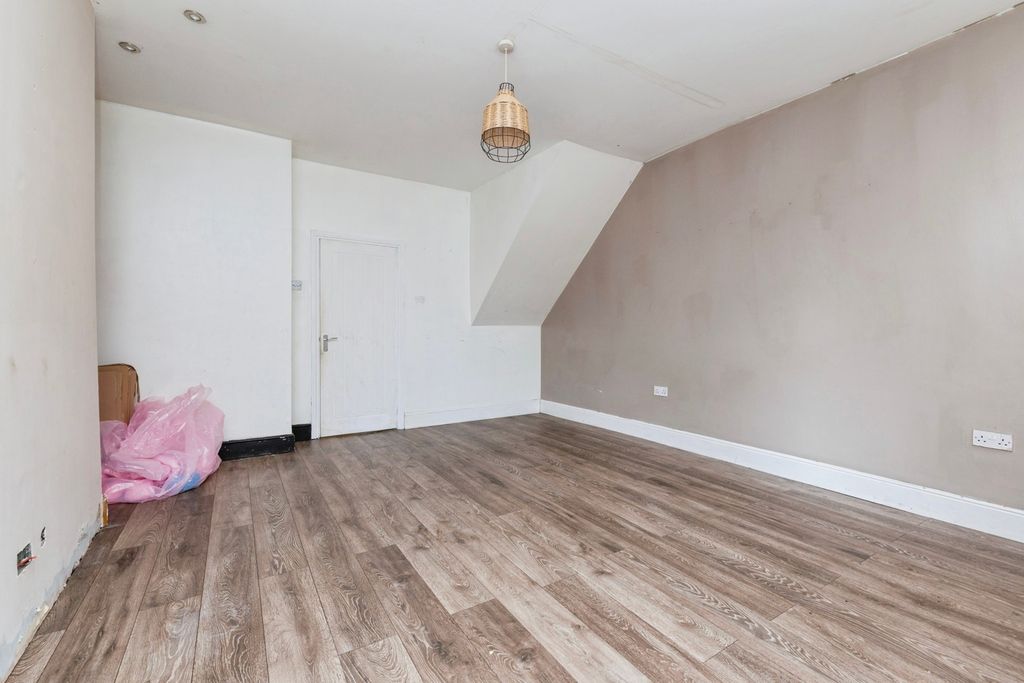 Property photo 3 of 17 Photo