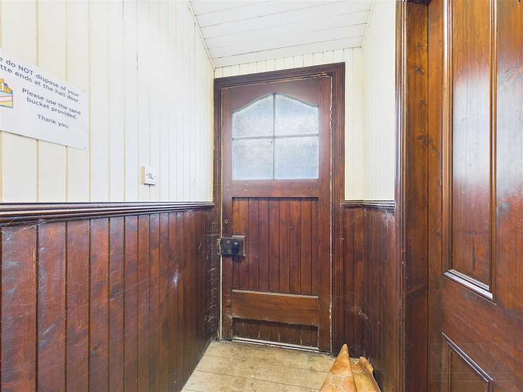 Property photo 3 of 11 Hallway