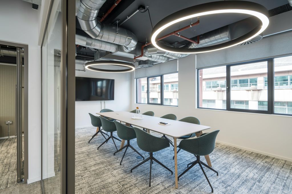 Property photo 2 of 45 6th Floor Fitted