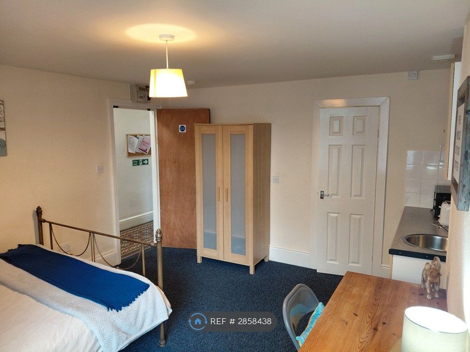 Property photo 1 of 9 Spacious Immaculate Studio With Ensuite
