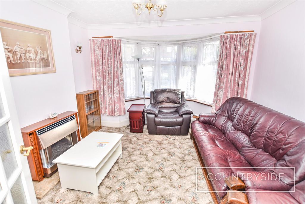 Property photo 3 of 13 Lounge
