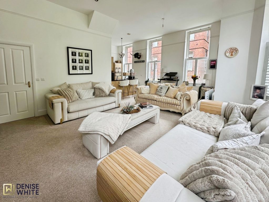 Property photo 2 of 31 Lounge