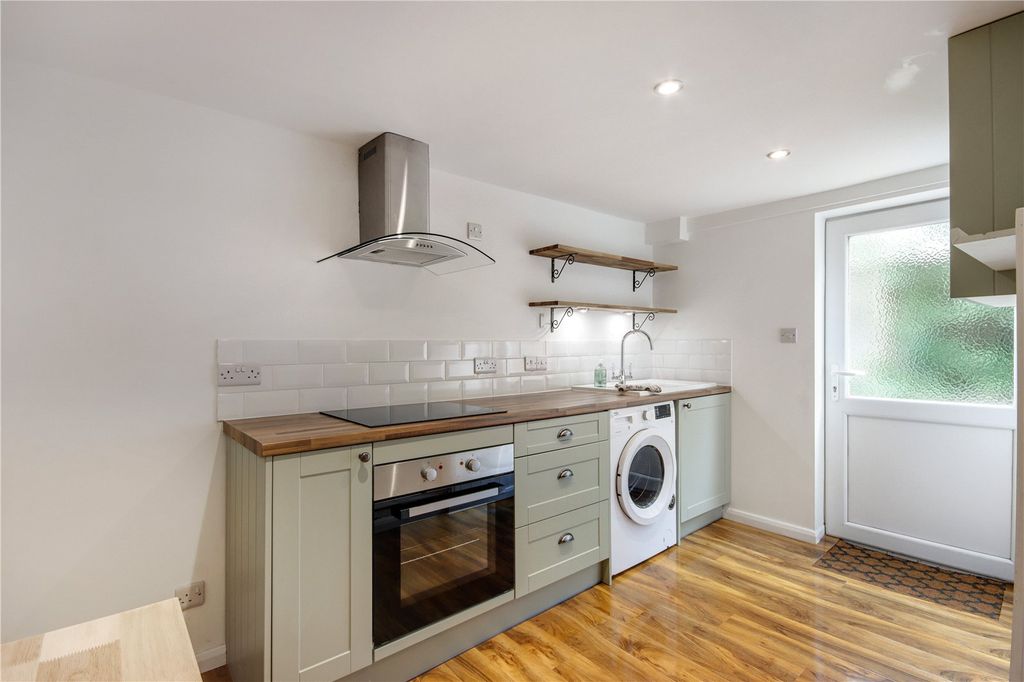 Property photo 3 of 11 Kitchen
