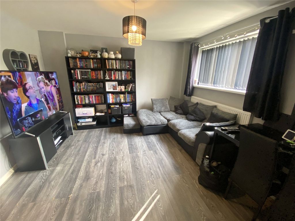 Property photo 2 of 17 13 Westonfield