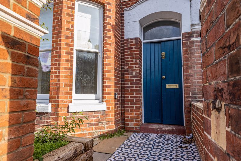 Property photo 2 of 19 .