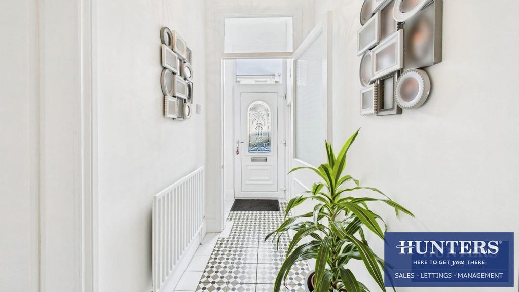 Property photo 2 of 14 Hallway